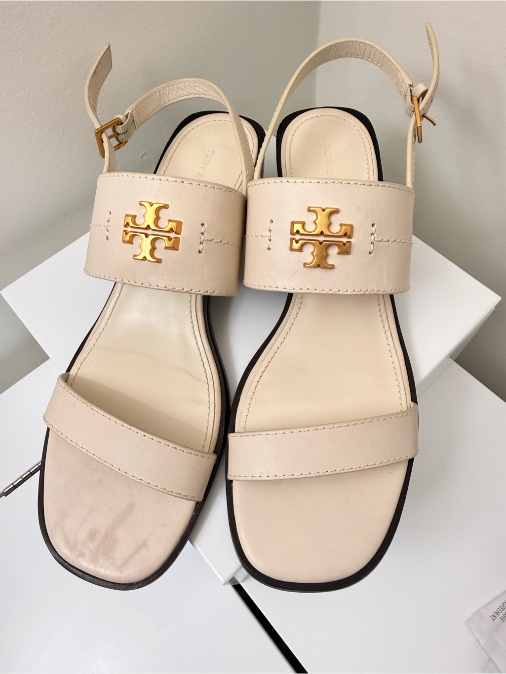 Tory Burch Eleanor Cream Leather Sandals With Gold Emblem- Size 11
